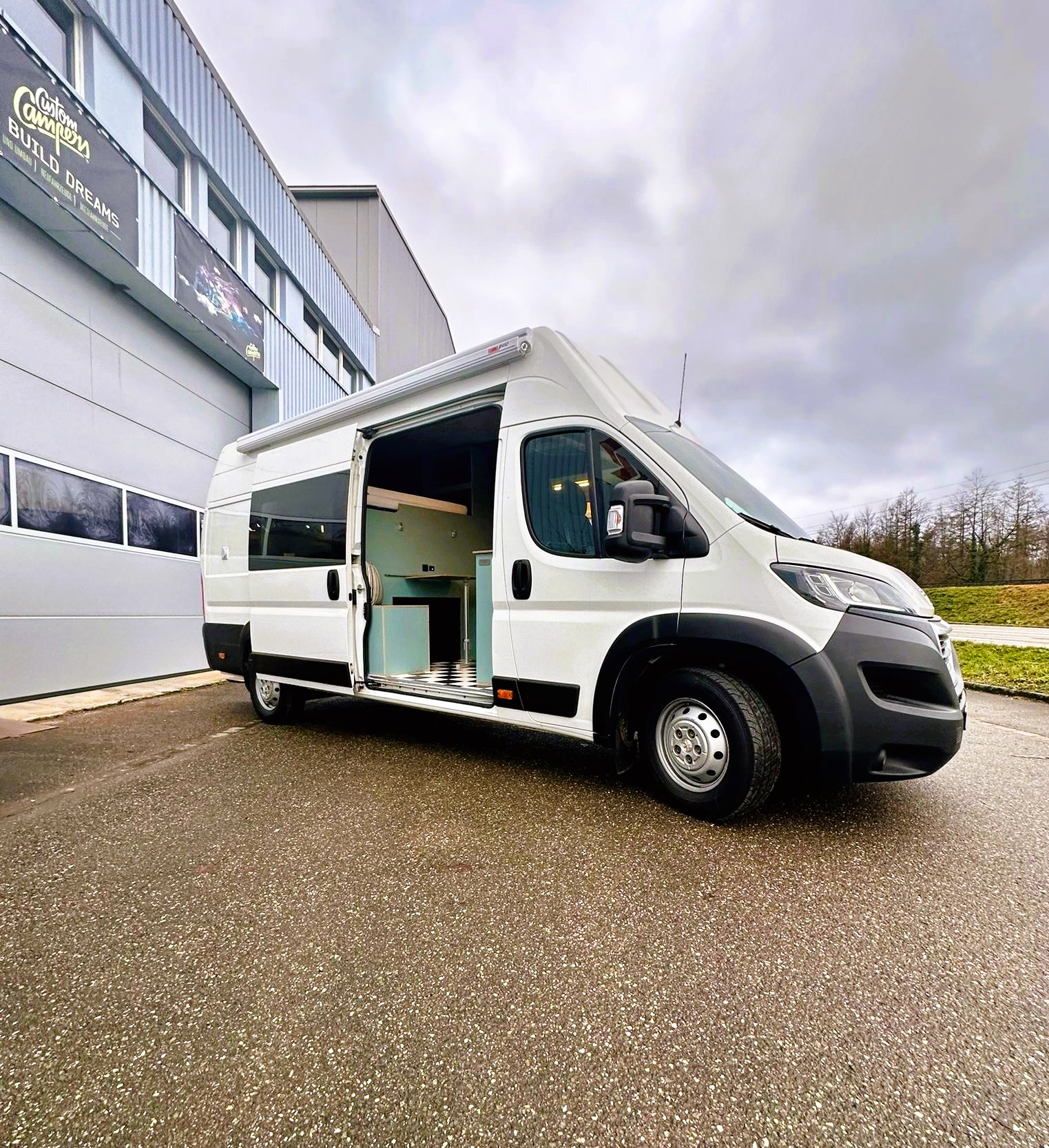 Individuelle Van Ausbauten hier als Aussen- und Innenansicht